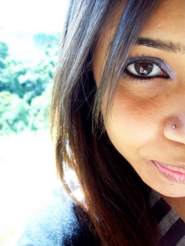 Dia menina, outro mulher. Dia chata, outro legal. Dia agitada, outro preguiçosa. Enquanto não se encontra, apenas vive cada dia de um modo diferente.