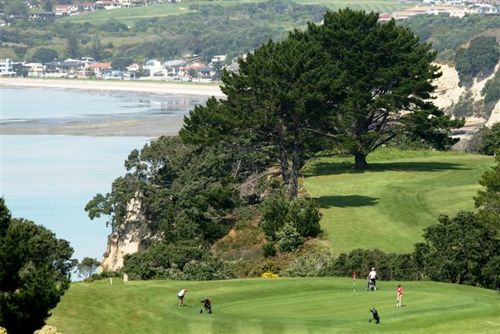 Located in Bucklands Beach, Auckland.  Scenic course overlooking the Hauraki Gulf. Great membership & green fee prices