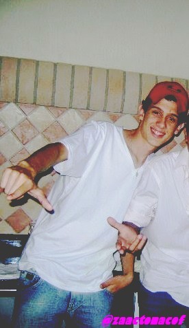 ousado, feliz, apaixonado, boleiro, romantico, safado, fiel, amante, de tudo um monte. This is me ;)