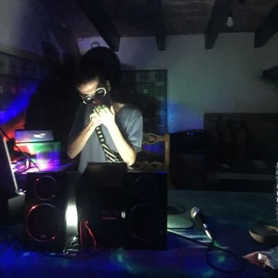 Poliikis's profile picture. en tus ojos veo el mar mami llevame en tu olaaa