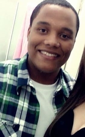 Só porque eu vou pra noite
Chego em casa com o sol
Sou presença no pagode 
Não largo meu futebol
Quem me vê, me vê sorrindo
E vai ser sempre assim ♪ ♫
