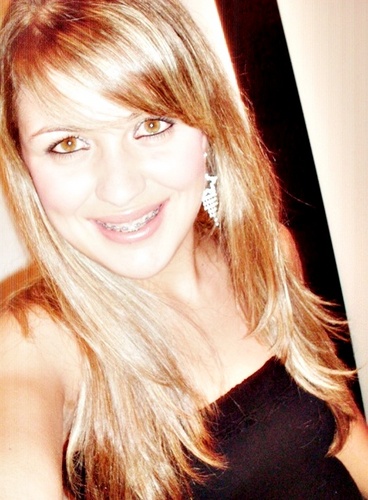 Do lado de cá, tem música, amigos e alguém para amar♪
