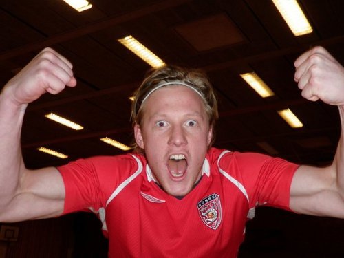 _Larsen_'s profile picture. Håndballspiller og Finansrådgiver.    I´m a Retweeter, deal with it! ¯\_(ツ)_/¯ Kan du ikke trene, så har du ikke brukt nok teip.