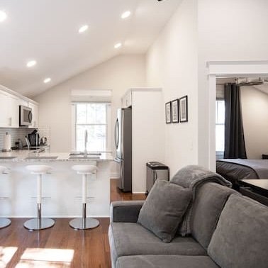 Discover the charm of Nashville in your locally-owned private oasis. 🏡 | 395+ 5⭐️ reviews | Walk to Hillsboro Vlg, Belmont, Vandy & 12South. All welcome!