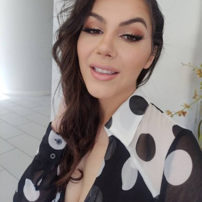 carlyn_mia's profile picture. I'm a very simple girl easy to work along with.