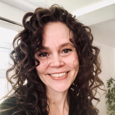 To thine own self be true..Head of English. Moved from Essex to Cornwall. Reader with voracious appetite for books. Hiker, paddleboarder, mother, lover, surfer,