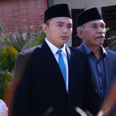 tak ada dalam kamus ilmiyah orang pandai tanpa belajar, meskipun anak seorang profesor sekalipun..
understand?