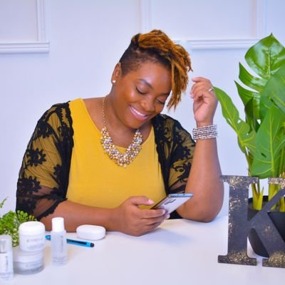 Professional Makeup Artist/Beauty Educator/Esthetician Helping Busy millennial Women by Providing skincare solutions to  manage their Acne and Hyperpigmentation