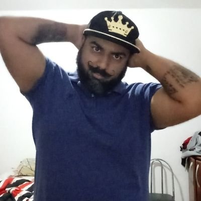 Gay, negro, urso, passivo... toda fora do padrão, a louca dos gatos, sobrevivendo a carentena ( isso mesmo, carentena)... PRECISO TRANSAR!! 😈🐻🤴😺