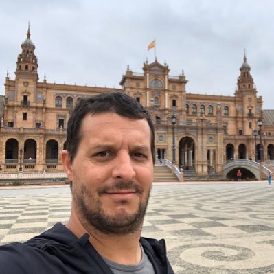 Empleado, Bombero Voluntario y Piloto privado de avión. Hincha de River. Convencido que los Políticos son el mal de la nación. Uni2