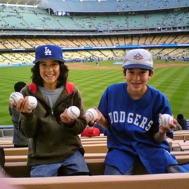 📸🎥 Started by dad & 2 kids @ Dodgers; Supporting players & team 👊🙏; Get outside & Play! #GoodVibesOnly 🙌, 'StadiumBound' on FB, TT, Twitter & YouTube