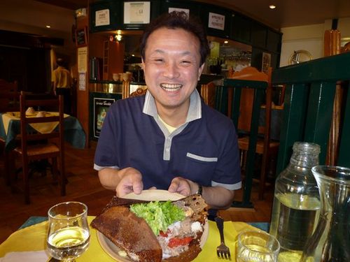 最近はすっかりブルゴーニュワインにはまっています。もちろんボルドーも好きです。
美味しいもん食べて、美味しいワインを飲んでる時が、一番幸せですね。
ワイン好きな仲間をたくさん欲しいです！
それとモネやゴッホやシスレー、セザンヌなど印象派の絵画が好きです。
