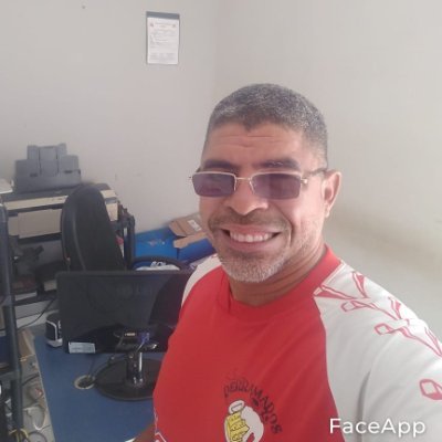Sou um pouco reservado gosto de curtir a vida e ver ajudando aqueles q precisa 😎😀