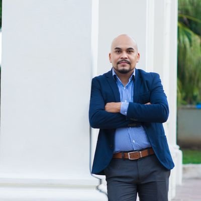 Un Educador Innovador 100% orgulloso de ser Vicentino, de 38 años de edad, Técnico en Ingeniería en Sistemas y Redes Informáticas