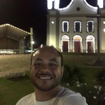 Atleticano de nascimento, apaixonado por futebol, amigos e as coisas boas da vida!!! Administrador e futuro advogado. Pai da Lara.