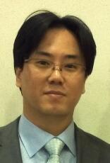 폰과 자동차에 관심이 많은 휴대폰대리점 점주. 노무현대통령을 사랑하는 서민.