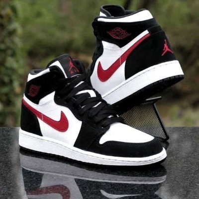 I am the shoe master! Or in other words the sneakerhead of all sneakerheads. Fulfill your sneaker addiction here https://t.co/7OzWeRi2hg and join the dark side.