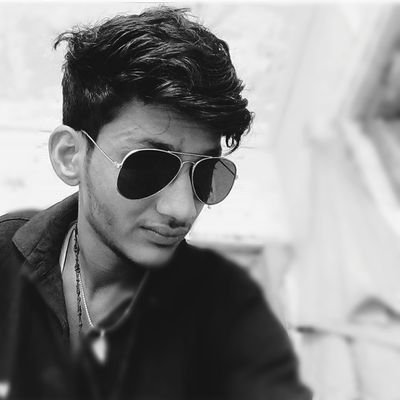 कुछ छोटे सपनों के बदले, बड़ी नींद का सौदा करने
निकल पड़े हैं पॉंव अभागे, जाने कौन डगर ठहरेंगे