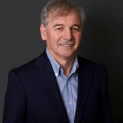 Técnico de Fútbol Profesional. Inclinación política: liberal