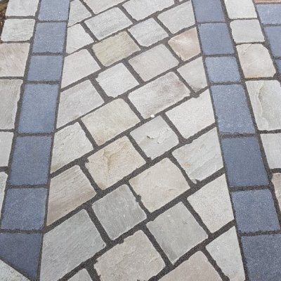S.P.T Groundworks & building, cover all aspects of groundworks & building
specialists in all types of paving & garden designs