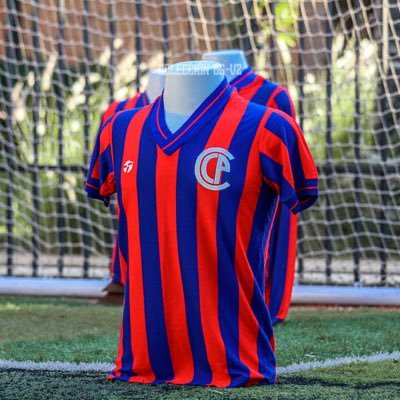 Coleccionista. Compro camisetas antiguas de CERRO PORTEÑO, especialmente mangas largas y alternativas. Ofertas al DM.