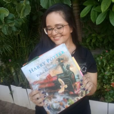 Estou postando com mais frequência no Instagram, onde falo sobre meus livros, dou dicas de filmes e séries, e converso umas besteirinhas de vez em sempre.