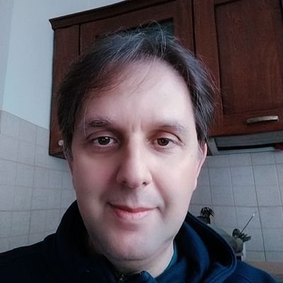Alto...parecchio. Allegro e socievole. Appassionato di Juve e della mia meravigliosa figlia Giulia!