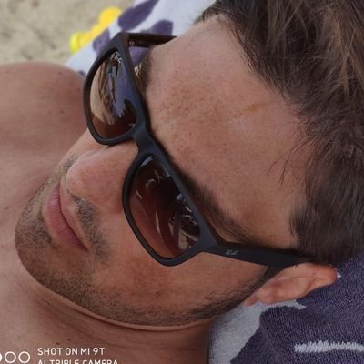 micheletolve's profile picture. Mai fidarsi di un computer che non si può gettare fuori da una finestra.
(Steve Wozniak).