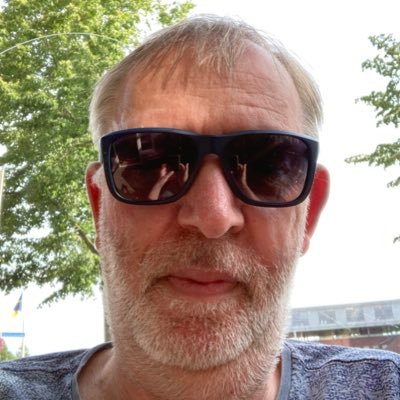 Freelance IT, insurance industry, enthousiast photographer, experimental cook (the best) ☺, soccer fan, broad interest in technical developments.