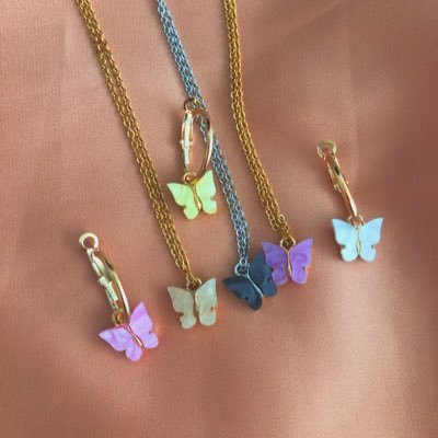 Vendo joyitas preciosas🦋💕 Instagram: @skyjewelry__ 🥰
