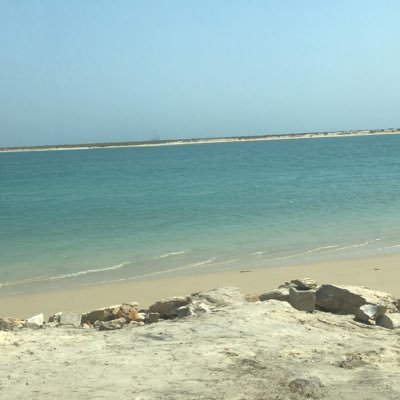 انسان بسيط محب الخير للجميع عاشق للبحر والمطر والمرح والطبخ 😑