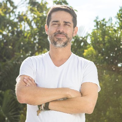 Vivo y trabajo en un mundo de Marcas, corro para desacelerar mi mente y me divierto convirtiendo pasiones de otras personas en negocios.
@startupgrindCcs