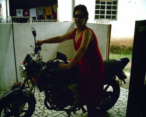 Sou uma pessoa alegre que gosta de adquirir novos conhecimentos,novas amizades e ficar por dentro dos fatos,sou casada e tenho 3 filhos e 5 netos sou feliz.