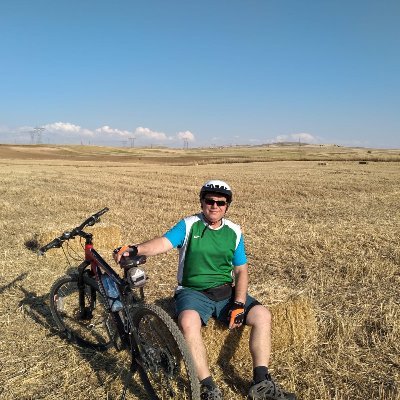 çok gezen,
çok gören,
çok okuyan,
öğrenci,
az bilen...