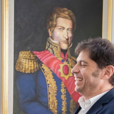 Me sumo a la esperanza de un nuevo amanecer
Me cargo la patria al hombro, también