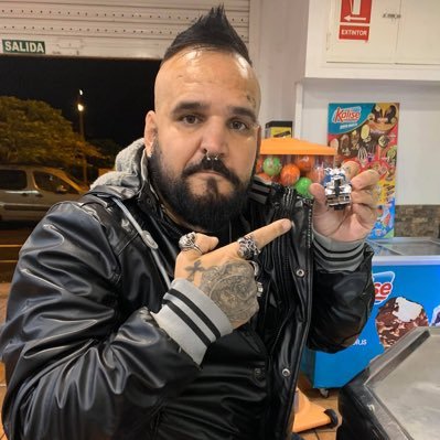 El deporte la seriedad y el sexo pervertidito y cómplice con mi pareja me gusta el cine de terror del bueno y soy normalmente serio y comedido