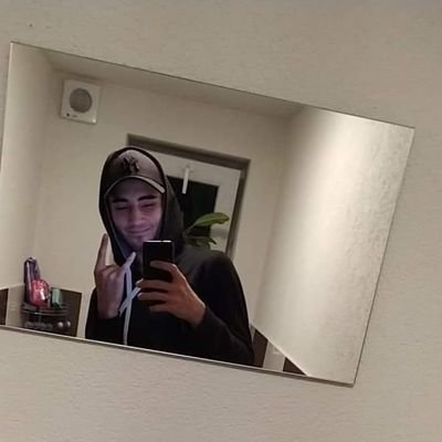 synmyhofotra's profile picture. Mám rád kafe a cígo po ránu..znáš to