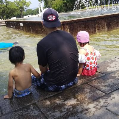 kuboteru23's profile picture. しがないサラリーマンがスマホも不慣れなくせに、Twitterしてみるというのもおもしろいかなと。
少し経歴：学生時代はサッカーにはまる！
社会人：新卒で営業会社に入るも、2ヶ月で退社。
その後アルバイト80ぐらい経験して正社員として、4社目の自分です。
だらしないと思われてもしょうがない。でも、人生は諦めない。