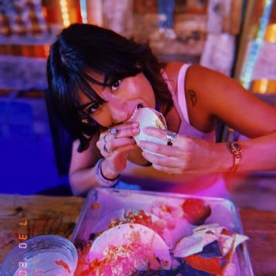 simplyilly's profile picture. illy... like “silly” but without the “s”.