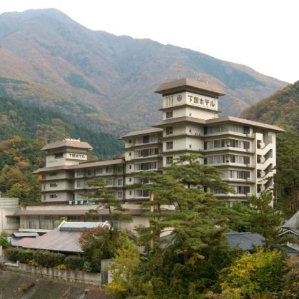 JR身延線下部温泉駅徒歩1分温泉リゾート 🌳日帰り入浴11:00~15:00(最終受付14:00)🌳BIGOLIボロネーゼ専門店『下部温泉ボロネーゼ』11:30~14:30🌳※毎週火曜日日帰り温泉・ボロネーゼお休み🙇‍♀️🛁宿泊者向け貸切風呂（有料）🥤湯上りドリンクサービス🥁太鼓ショー、餅つき大会