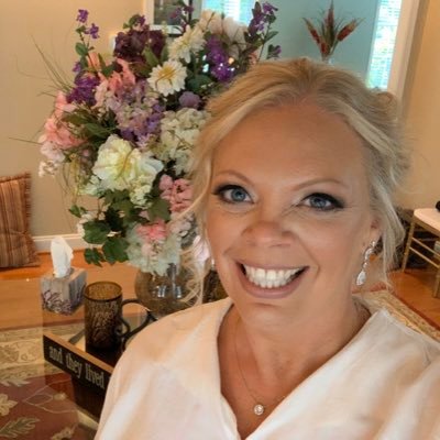 Freelance TV producer. Proud Elon College grad. Favorite job is Aunt Shel. Opinions are my own.