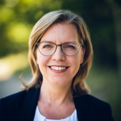 Österreichische Bundesministerin für Klimaschutz, Umwelt, Energie, Mobilität, Innovation und Technologie. Europäische Österreicherin. Nachtzug-Fan.