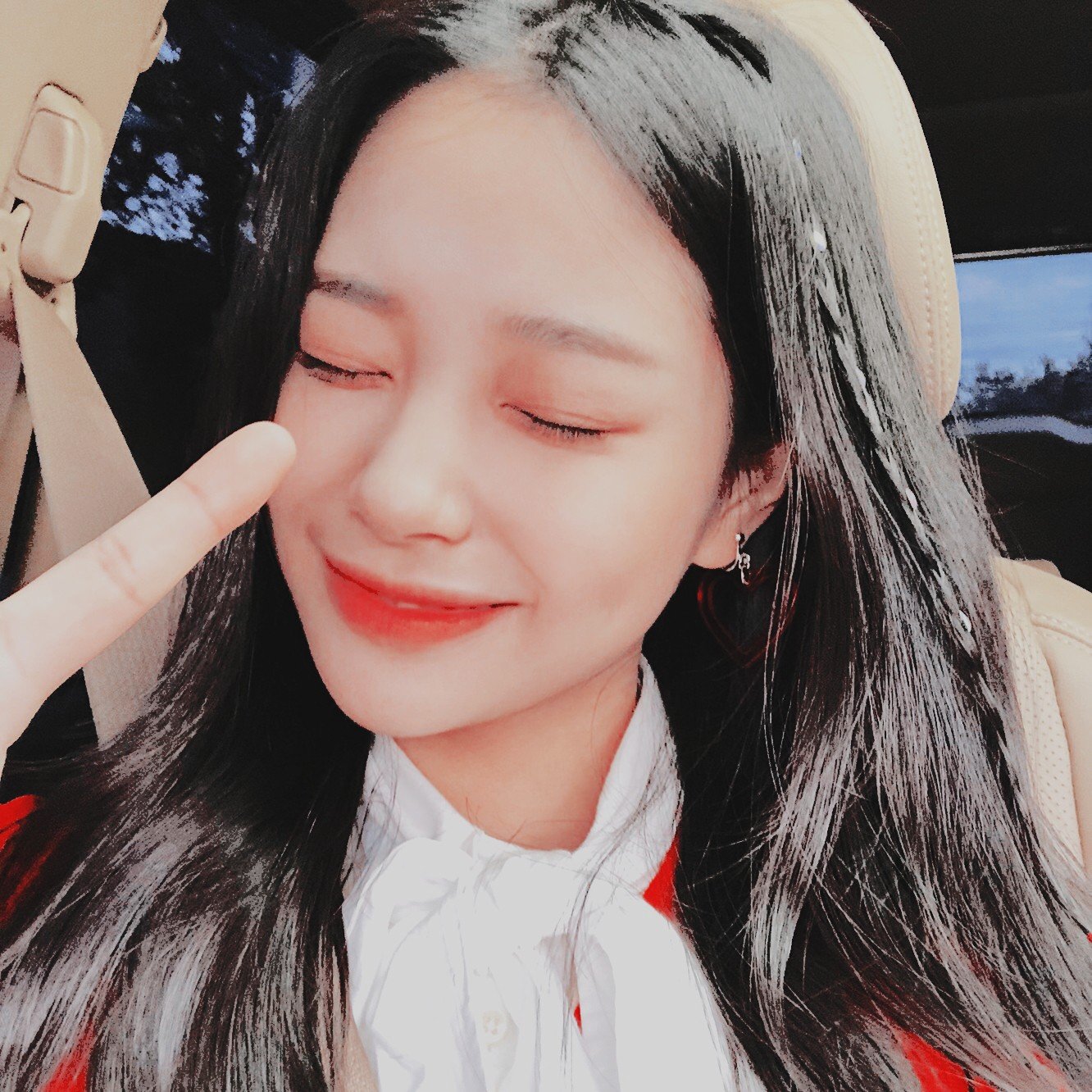 𝐮𝐧𝐫𝐞𝐚𝐥 ⋆ has those ethereal ebullience applepie beauty. an epitome, @_Weeekly's ball of sunshine, and eyecandy : Han Jihyo.