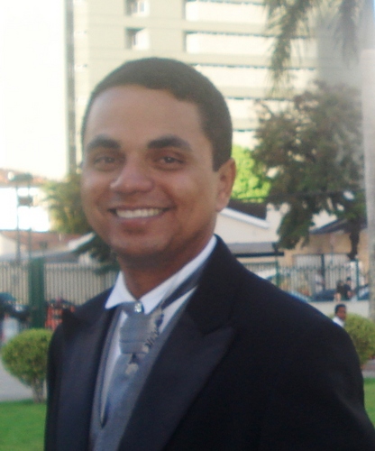 Graduado em Português e Inglês, graduando em Direito, tudo pela UFAL, Militar do Exército, esposo, pai, irmão, tio, genro, pretenso concurseiro.