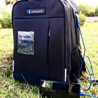 Rucksack es una mochila con panel solar para que puedas cargar tu celular a donde quiera que vayas.