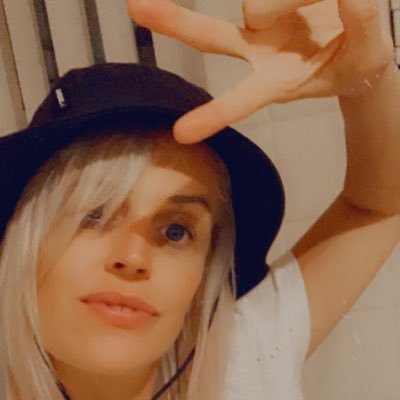 vickyladyv's profile picture. My family are my whole 🌍 Music is my escape🎵 My friends keep me sane with their insanity 🤪 you can’t have a positive life with a negative mind 🧘‍♀️ ❤️