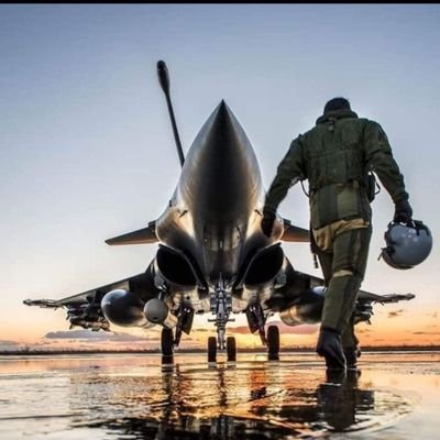पढ़ो उसे जो झलक रहा है मुझमें तेज़ प्रकाश
मेरे रोम-रोम में अंकित है मेरा इतिहास