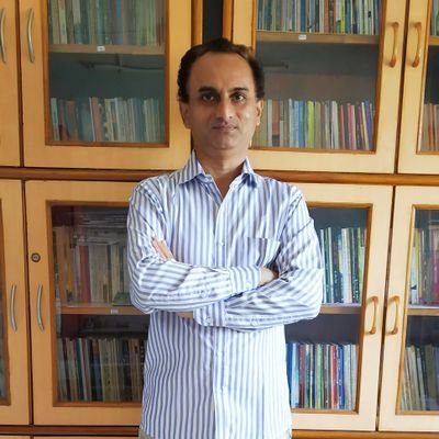 मुक्त पत्रकार, लेखक, कवी, मुलाखतकार आणि समीक्षक