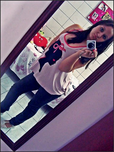 brunamontees's profile picture. Um dia a gente aprende a conviver com uns e a sobreviver sem outros (: