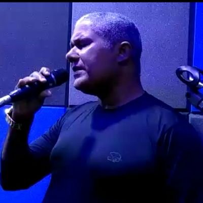 Minha felicidade só existe, se eu sorrir e você sorrir também.